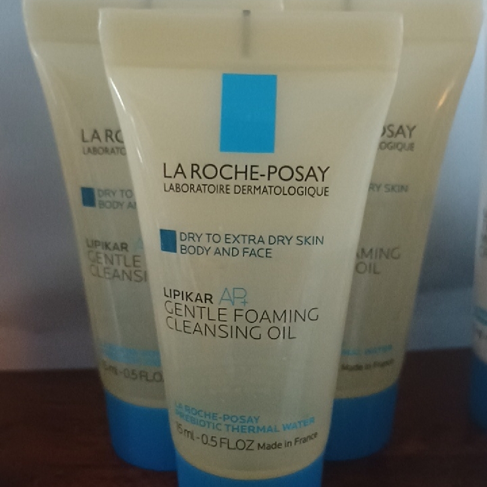 La Roche-Posay Skincare Set - Blue and White - Picture 5 of 8